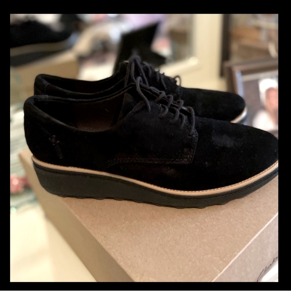 Women’s Clark’s  lace up Oxford shoes